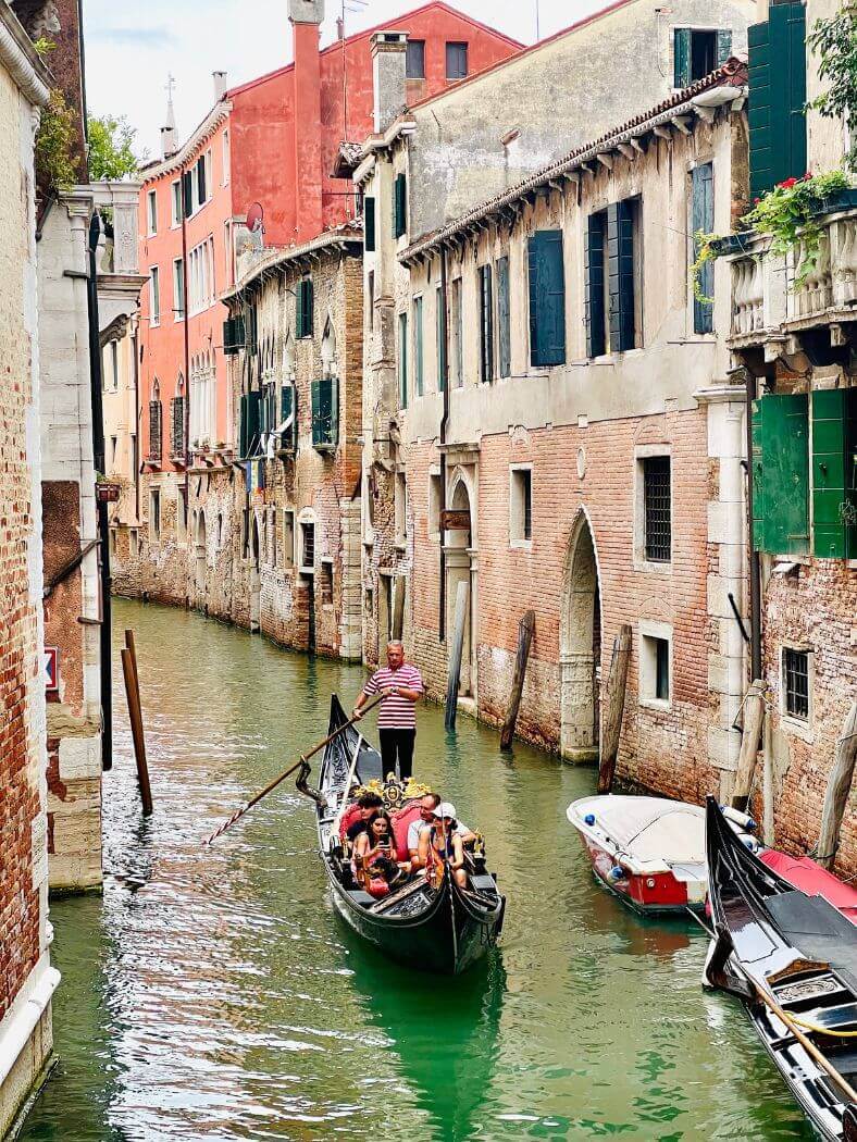 Canal de Venecia con un gondolero