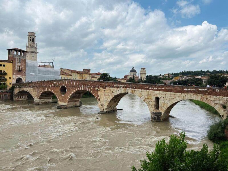 Viejo puente de roca en Verona con nubes
