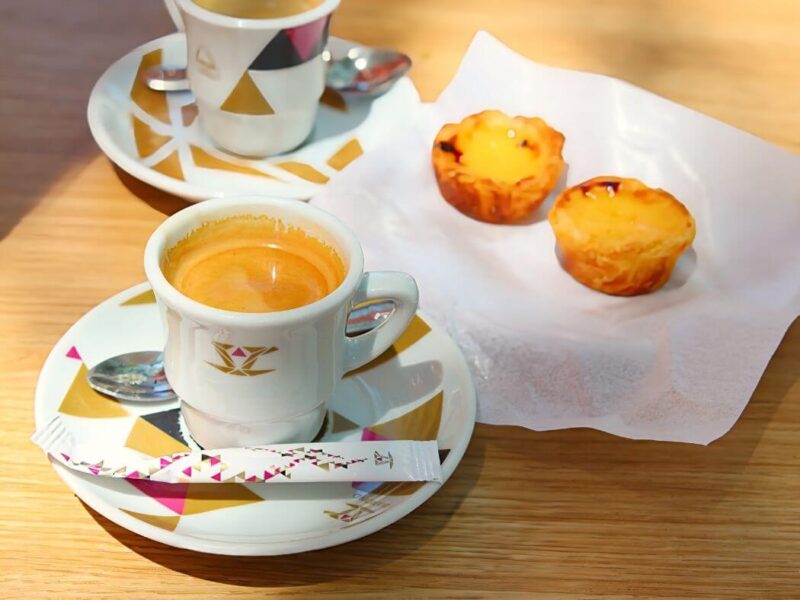 Café y pasteles de nata en Lisboa