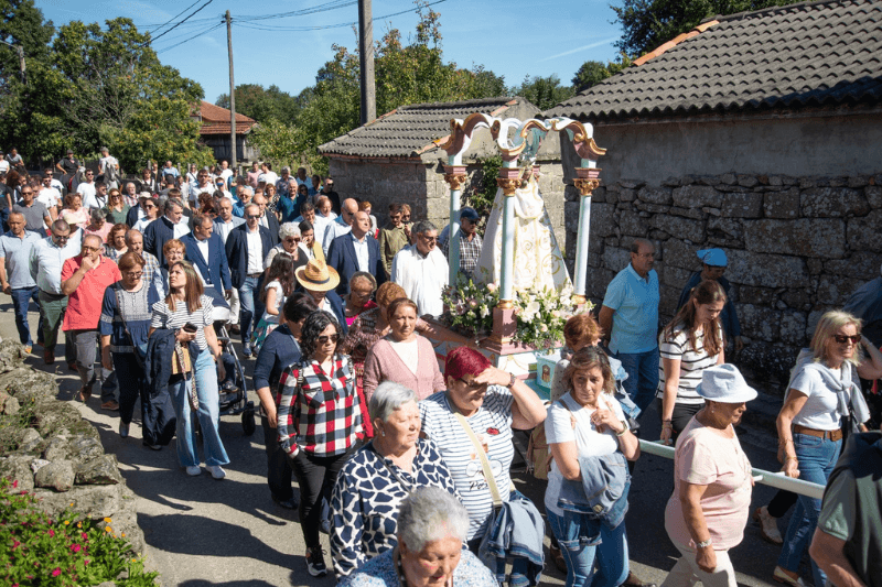 Procesión de la virgen en la Romería de Sainza